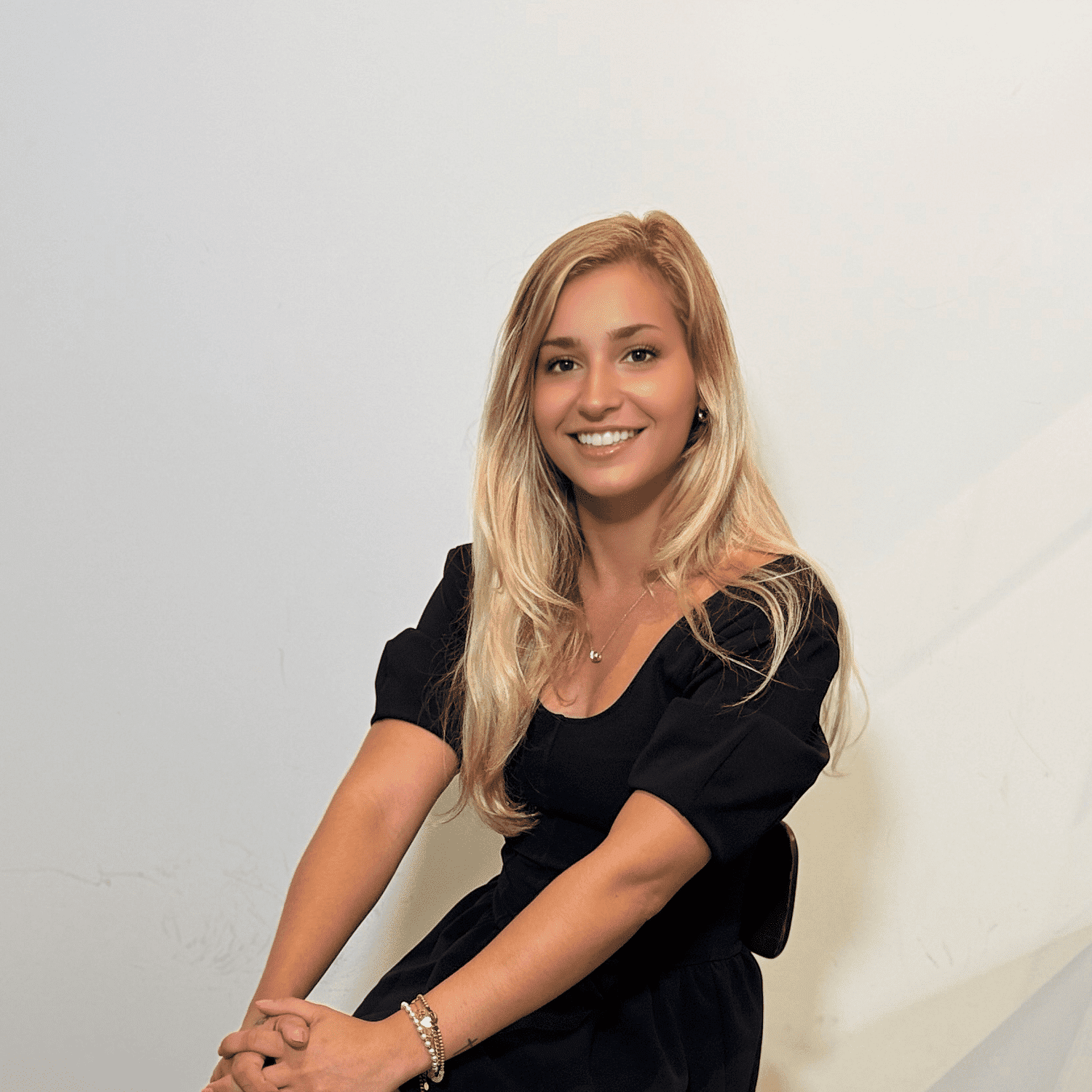 Portrait of Alycia Gillen, a professional stylist at The Maven and The Muse, showcasing their expertise and style.